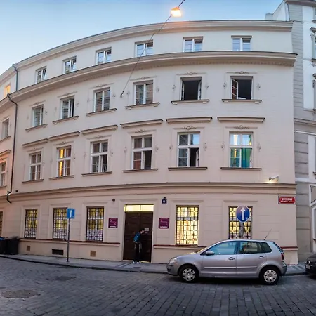 Safestay Charles Bridge אכסניה *