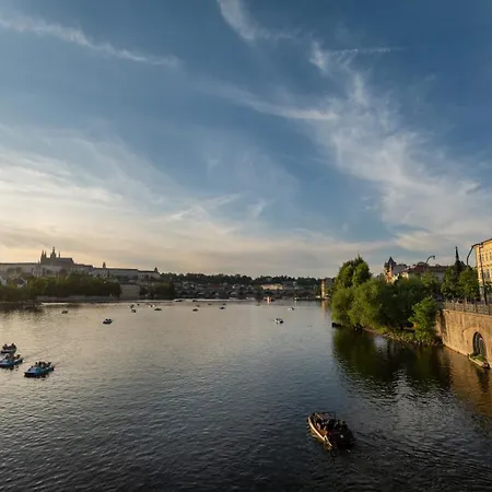 Safestay Charles Bridge Praga
