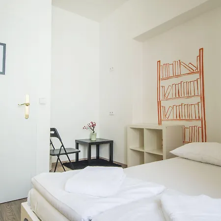 Safestay Charles Bridge * Prága