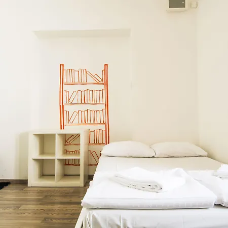 Safestay Charles Bridge * Prága